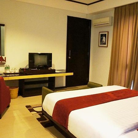 Rumah Nenek Hotel And Restaurant Паданг Экстерьер фото