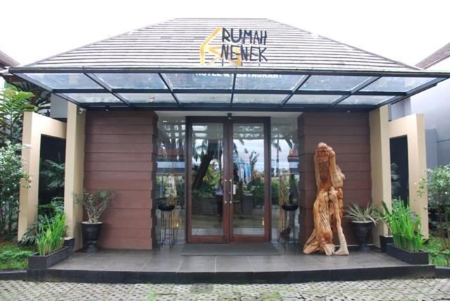 Rumah Nenek Hotel And Restaurant Паданг Экстерьер фото